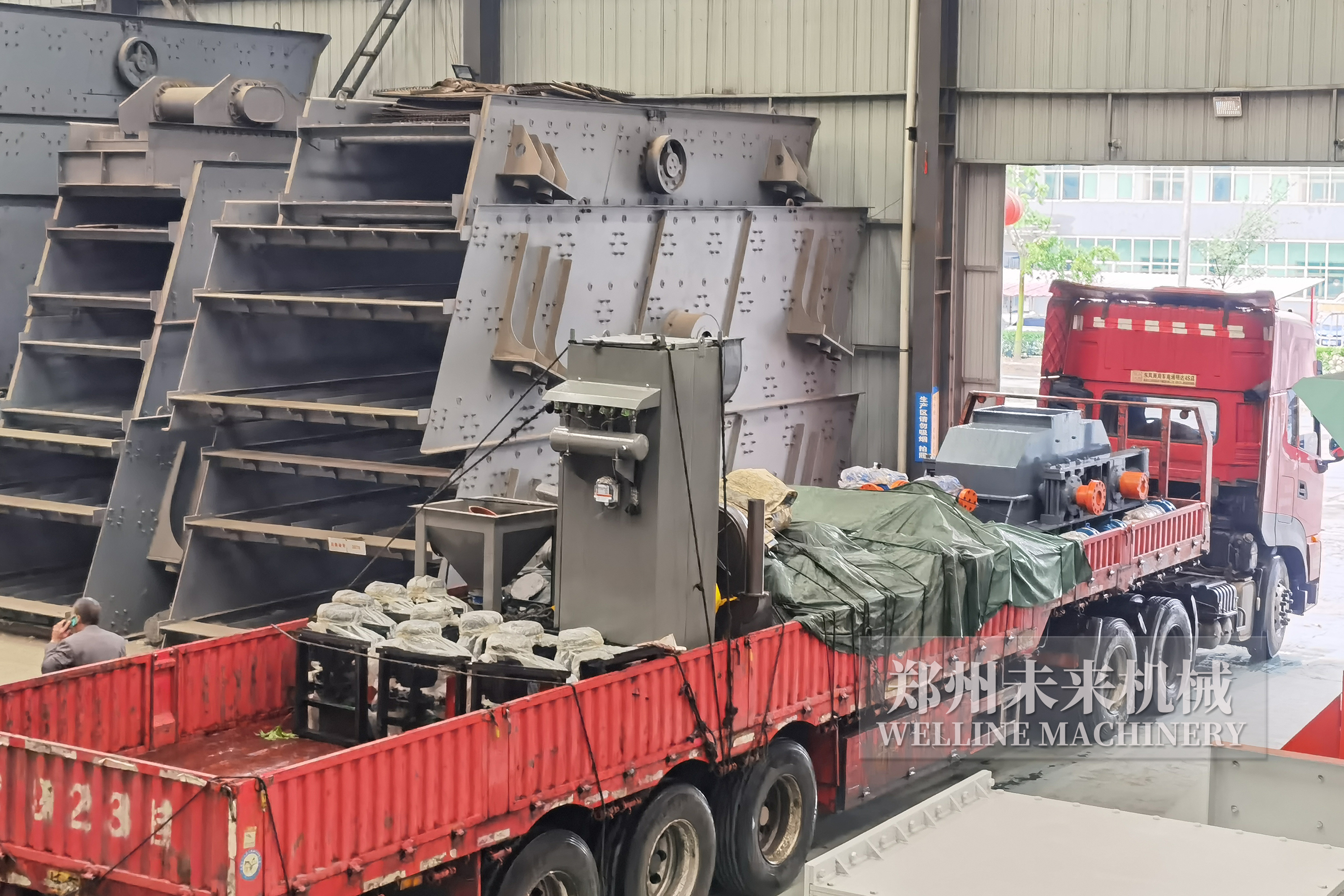5月4日對(duì)輥制砂機(jī)發(fā)貨